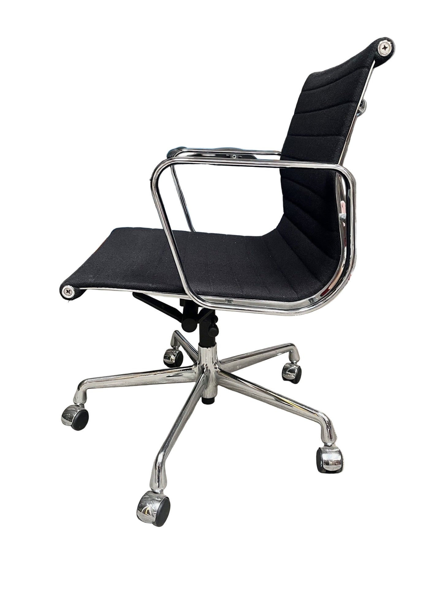 Vitra Eames EA 117 Aluminum Group Office Chair